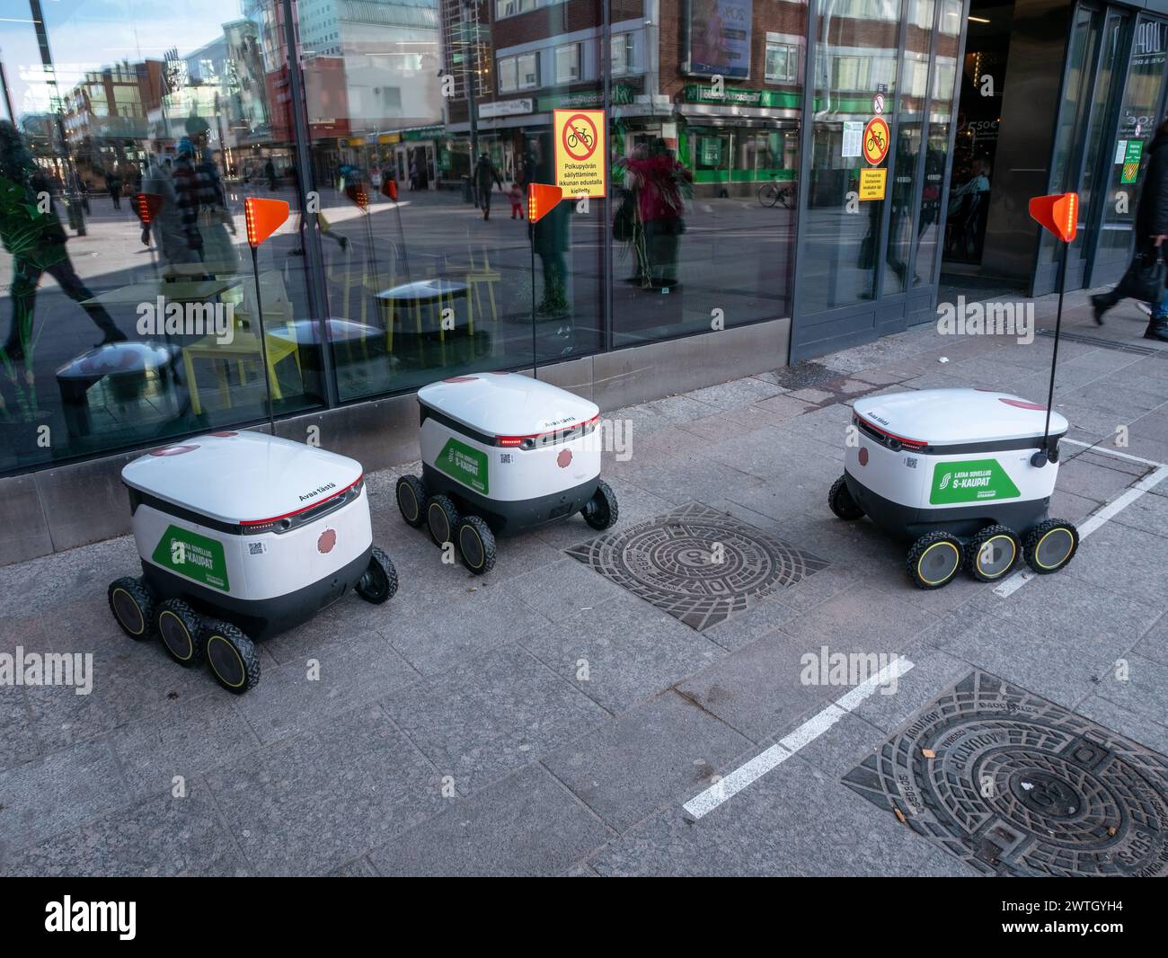 Robot di consegna autonomi, Oulu Finlandia Foto Stock