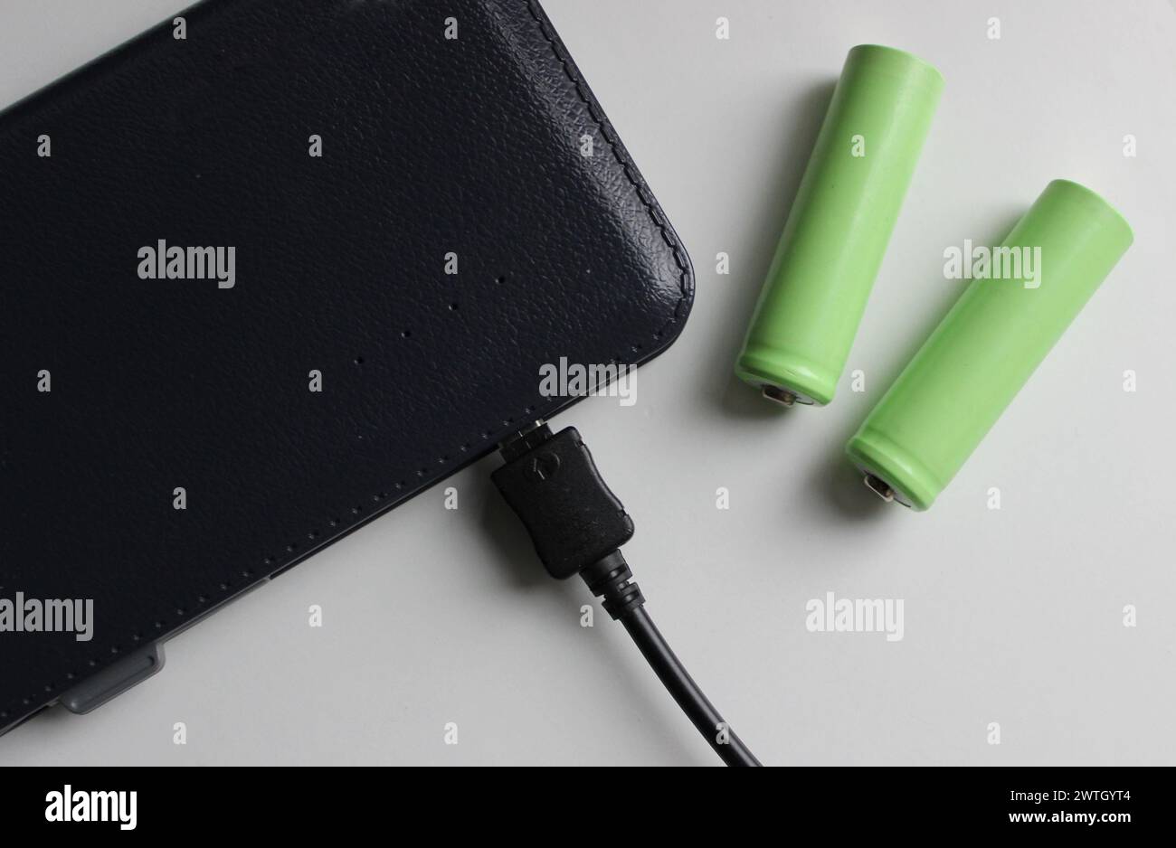 Fonti di energia elettrica portatili. Batterie ricaricabili vicine al Powerbank carico isolate sulla vista dall'alto bianca Foto Stock