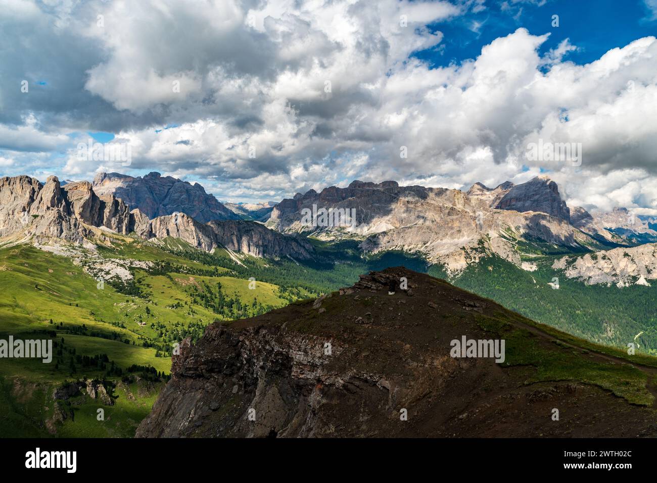 Splendida vista dalla vetta del col di Lana nelle Dolomiti in Italia Foto Stock