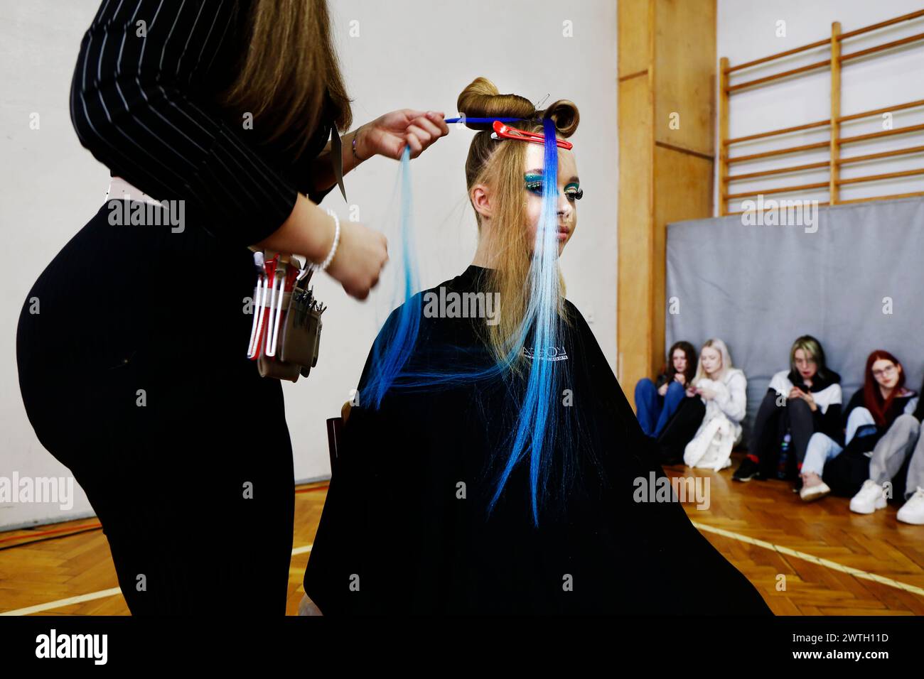 Il 9° concorso nazionale per studenti "giovane maestro di parrucchiere" si è svolto il 13 marzo 2024 a Sosnowiec, Polonia. Ecco: Il primo premio in questo Foto Stock