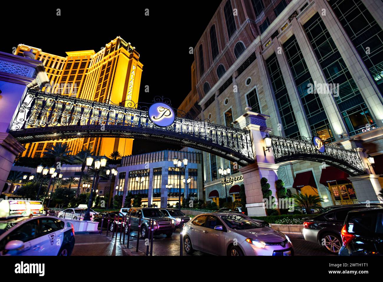 Vista notturna dell'uscita dell'auto dal Palazzo al Venetian Resort per Las Vegas Boulevard - Nevada, USA Foto Stock