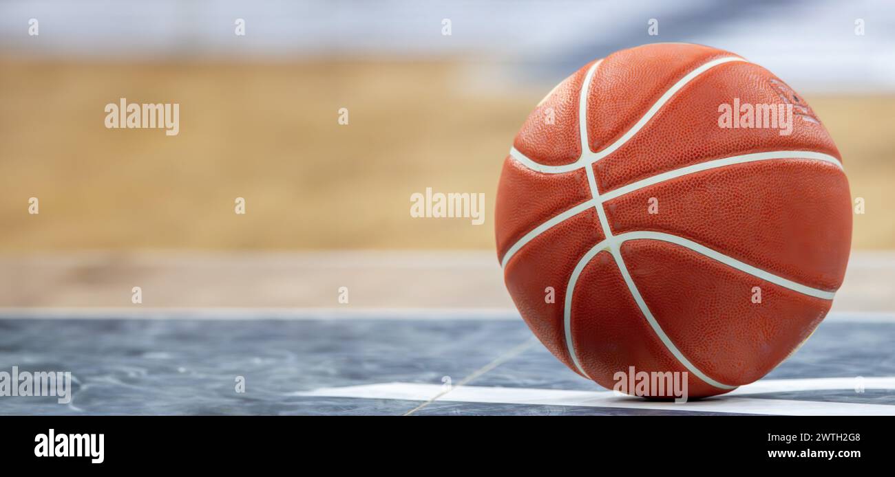 Primo piano del basket sul pavimento di una sala (con spazio per testo o logo) Foto Stock