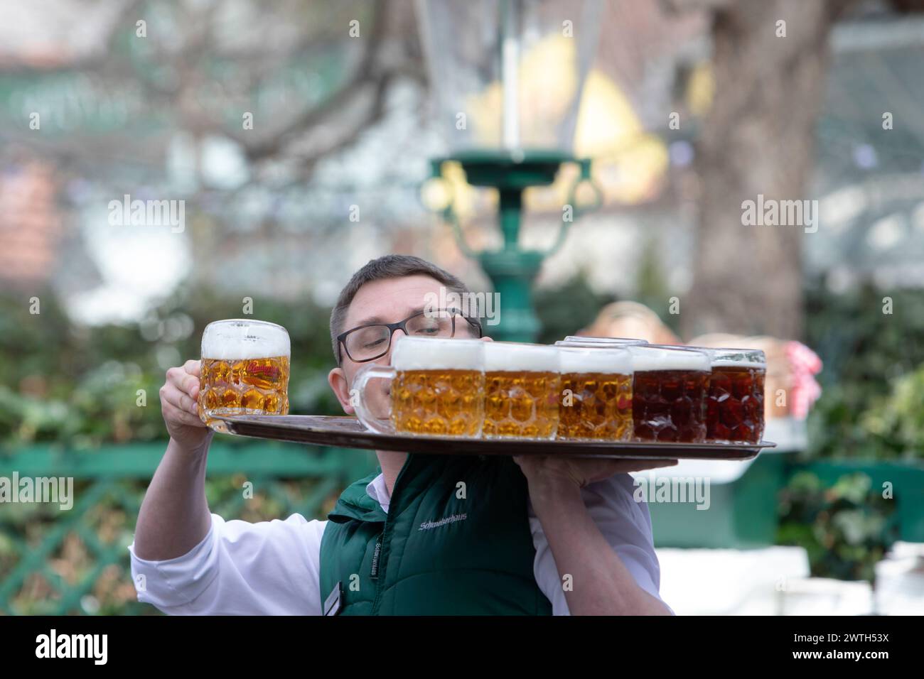 AUSTRIA; VIENNA; 20240315; camerieri portano tableaus con birra ceca Budweiser attraverso la birreria all'aperto del famoso ristorante Schweizerhaus (Swisshouse) nel parco divertimenti Prater di Vienna il 15 marzo 2024. Il ristorante Schweizerhaus è noto per la sua birra di maiale e Budweiser durante la stagione di apertura. - 20240315_PD16996 credito: APA-PictureDesk/Alamy Live News Foto Stock