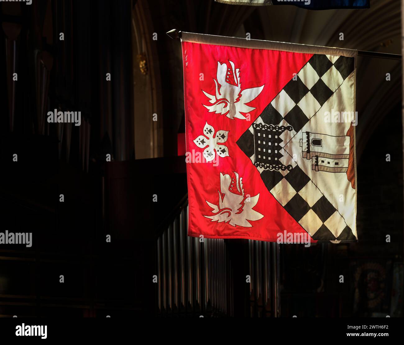 Bandiera scozzese nella cattedrale cristiana di St Giles, Edimburgo, Scozia. Foto Stock