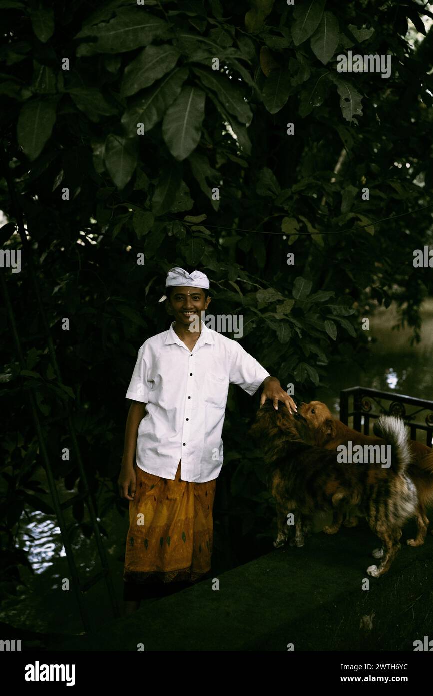 Cerimonia tradizionale balinese, ragazzo in costume nazionale. Foto Stock