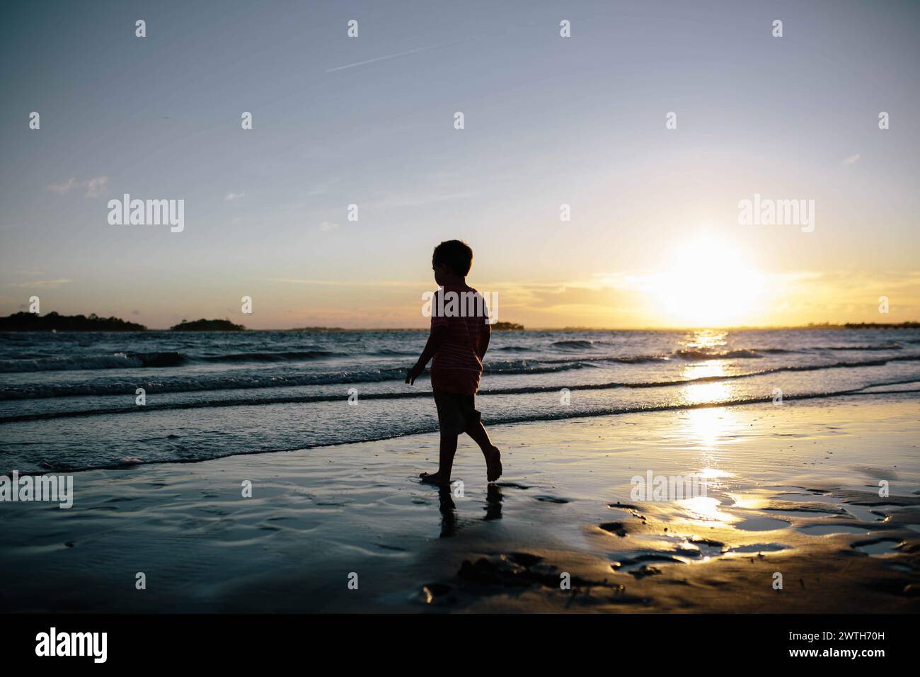Passeggiata per bambini al tramonto sull'isola di Fripp, South Carolina Foto Stock