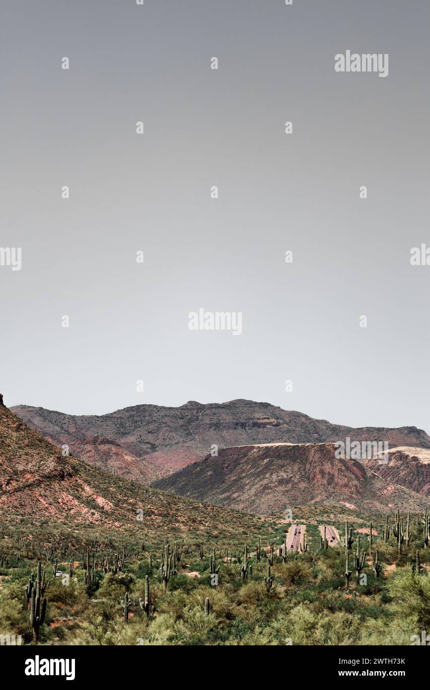 blu cielo limpido della strada del deserto senza nuvole sole luce brillante Foto Stock