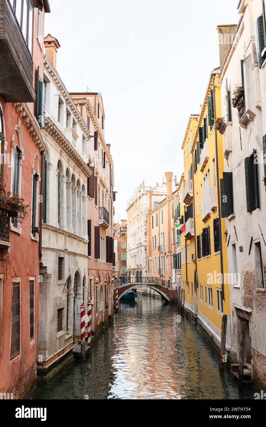 Edifici colorati lungo un canale veneziano Foto Stock