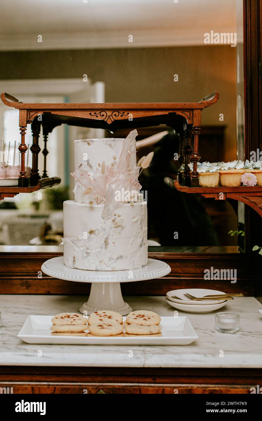 Torta nuziale bianca a 2 piani sul tavolo del ricevimento Foto Stock