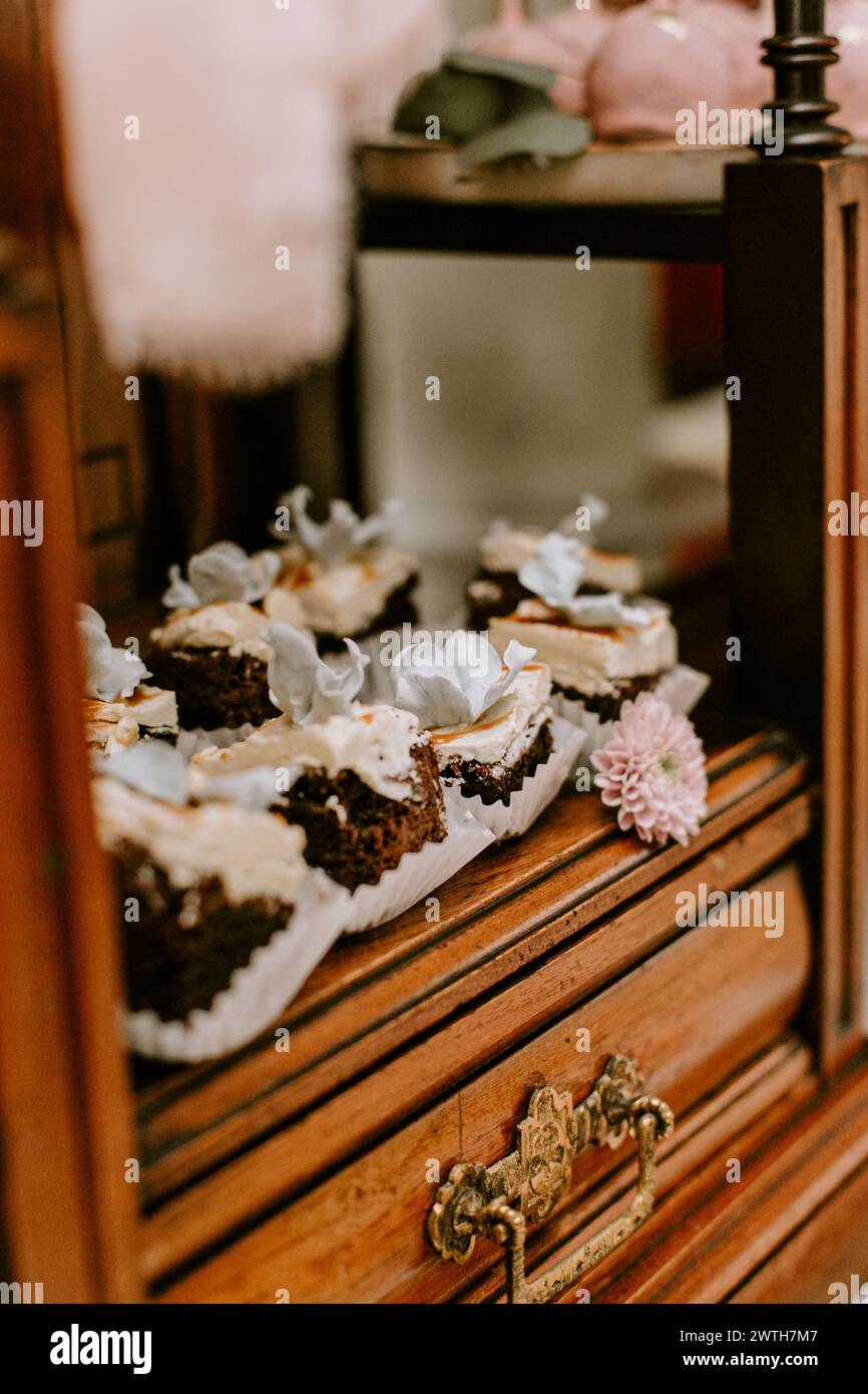 Elegante torta nuziale al cioccolato con petali Foto Stock