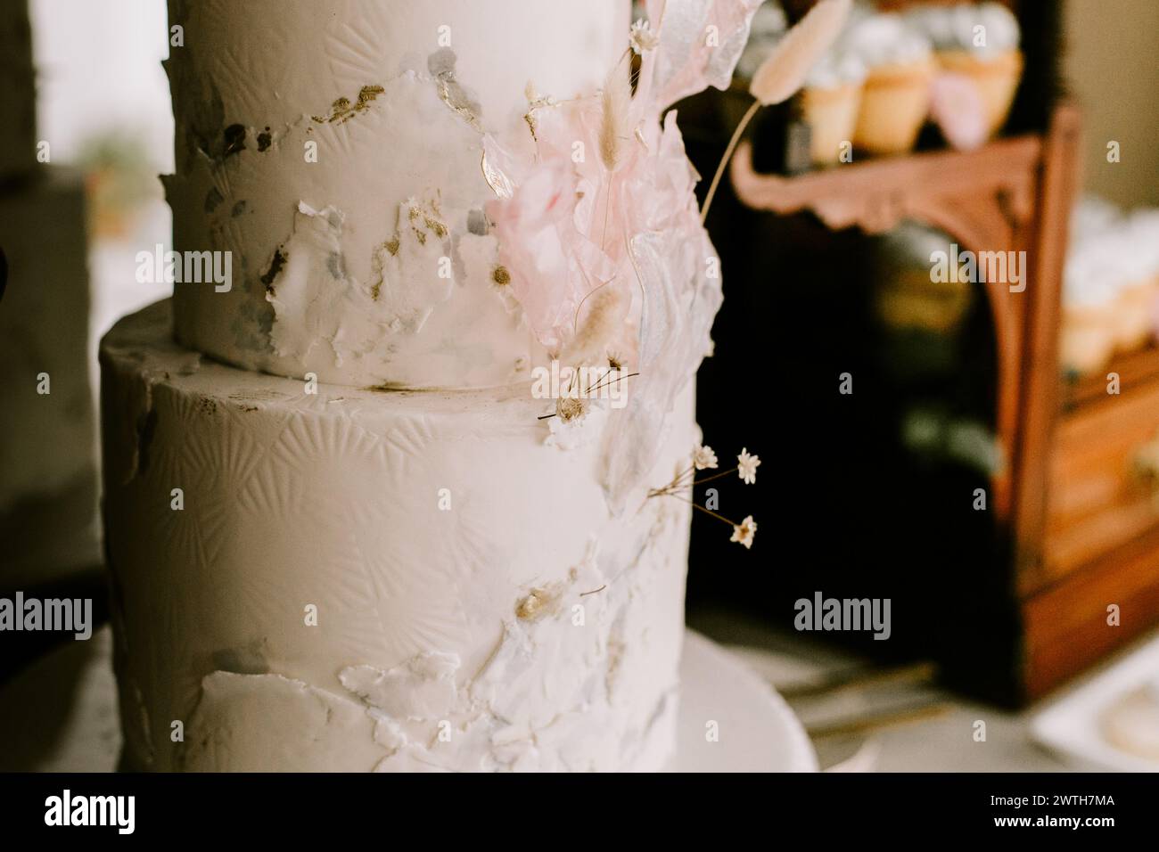 torta nuziale bianca con elegante design floreale Foto Stock