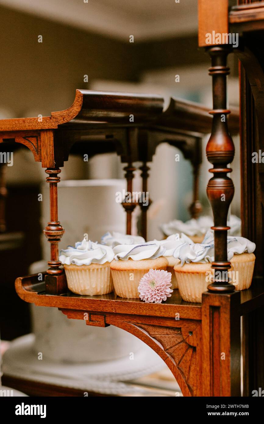 Cupcake alla vaniglia sul tavolo dei dolci Foto Stock