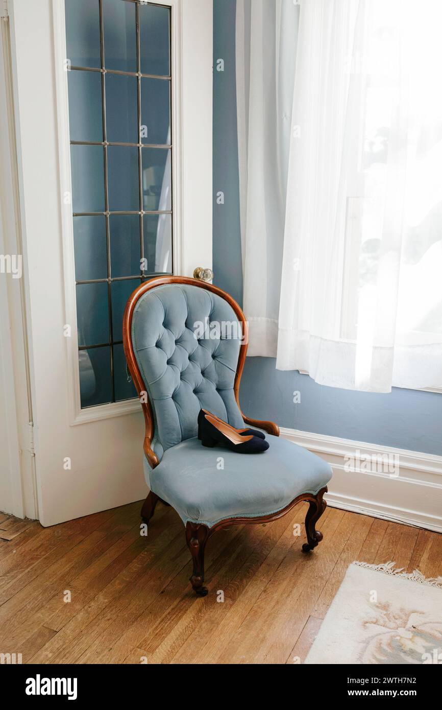 scarpe da sposa vintage blu su sedia in velluto Foto Stock