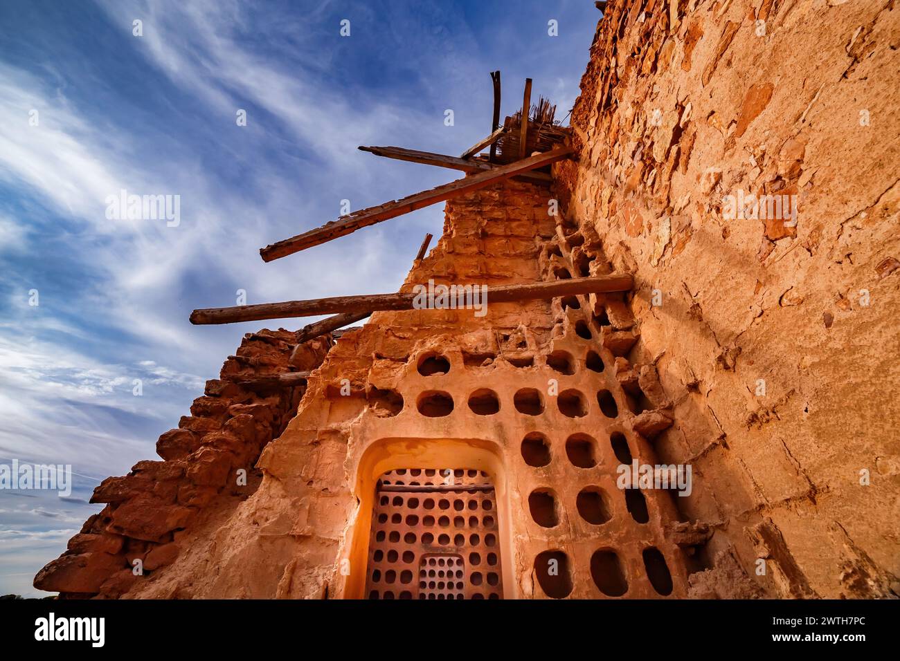 Porta d'accesso a un piccione abbandonato Foto Stock