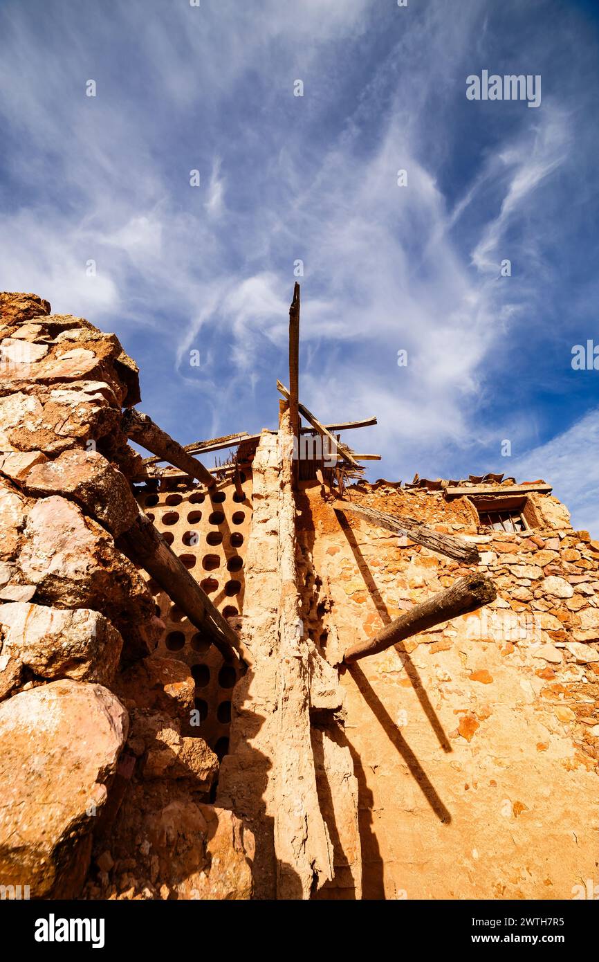 Travi e pareti di piccione abbandonati Foto Stock