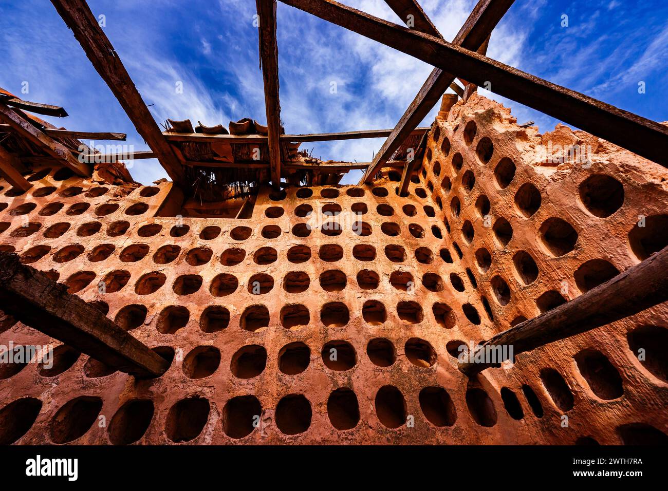 Parete di colombaia abbandonata supportata da travi in Alhambra Foto Stock