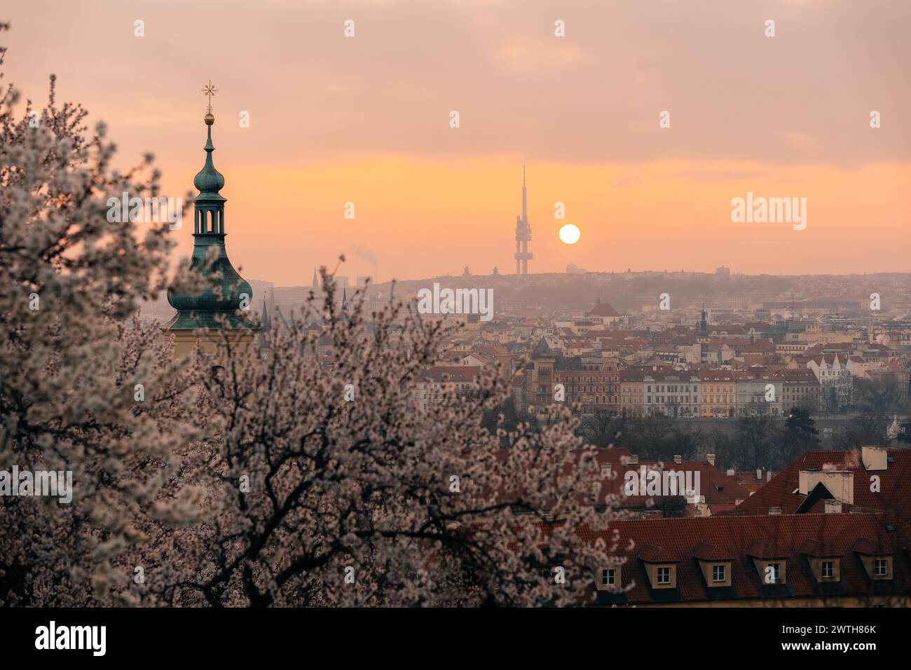Vista panoramica di Praga all'alba attraverso i giardini fioriti Foto Stock