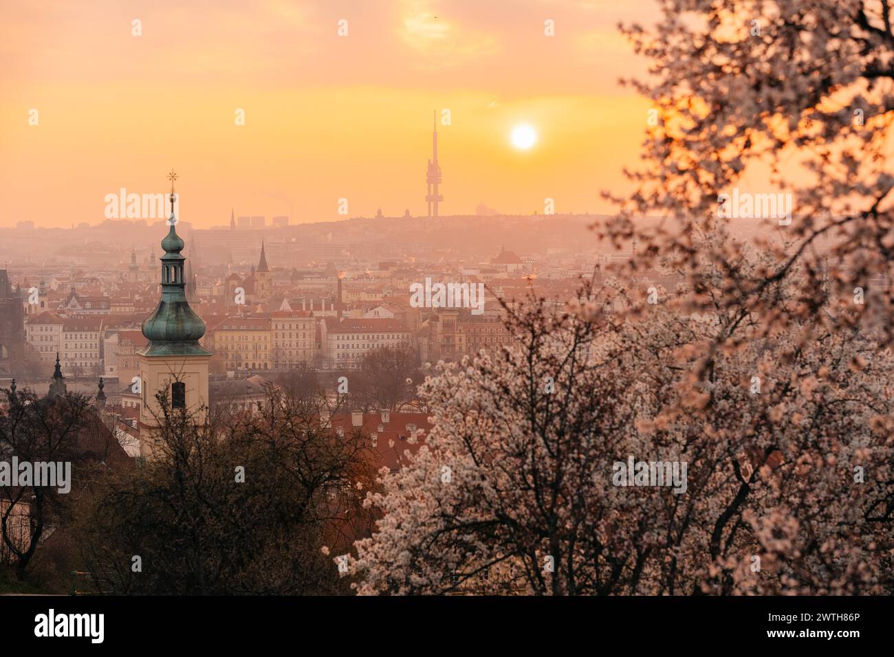 Vista panoramica di Praga all'alba attraverso i giardini fioriti Foto Stock