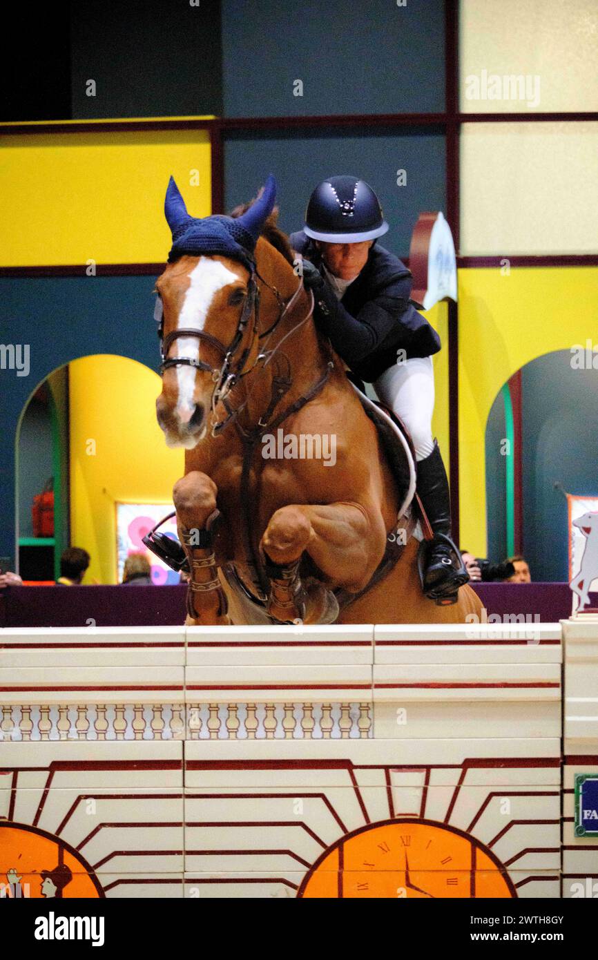 Parigi, Francia. 17 marzo 2024. Angelica AUGUSTSSON ZANOTELLI (SWE) in sella a KALINKA VAN DE NACHTEGAELE durante il Saut-Hermès, evento equestre FEI CSI 5 il 17 marzo 2024 al Grand Palais Éphémère di Parigi, Francia - foto Christophe Bricot/DPPI Credit: DPPI Media/Alamy Live News Foto Stock