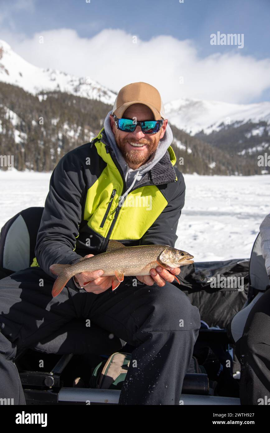 Grip e grin trote di lago in Colorado Foto Stock