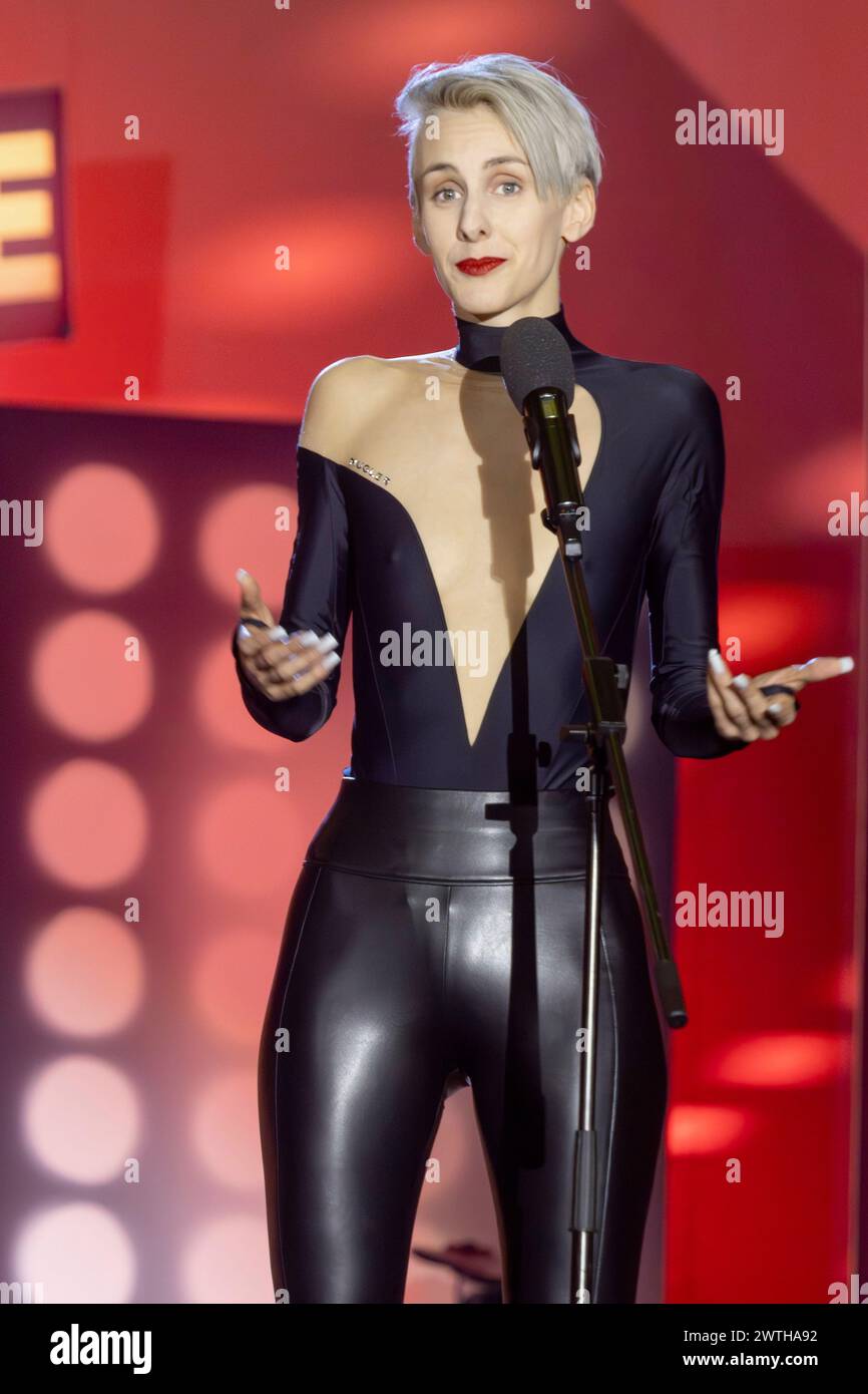 Auftritt der österreichischen Kabarettistin und Poetry-Slammerin Lisa Eckhart - eigentlich Lisa Lasselsberger, geb. 6. Settembre 1992 - während der TV-Gala Sendung im Rahmen der 10. Humorzone Dresden im Alten Schlachthof. *** Esibizione dell'artista di cabaret austriaca e della scultrice di poesia Lisa Eckhart, in realtà Lisa Lasselsberger, nata il 6 settembre 1992 durante lo spettacolo di gala televisivo come parte del 10 Humorzone Dresden presso l'Alter Schlachthof Foto Stock