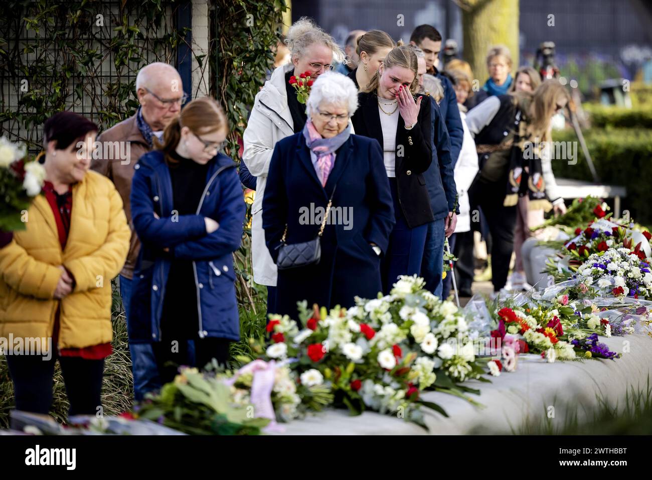 UTRECHT - membri della famiglia e conoscenti giacevano fiori durante la commemorazione dell'attacco del tram del 18 marzo 2019. Quattro persone sono rimaste uccise e diverse persone sono rimaste ferite quando Gökmen T. ha aperto il fuoco dentro e intorno a un tram espresso sul 24 Oktoberplein. La commemorazione si svolgerà annualmente per l'ultima volta, d'ora in poi sarà commemorata ogni cinque anni. ANP ROBIN VAN LONKHUIJSEN netherlands Out - belgio Out Foto Stock