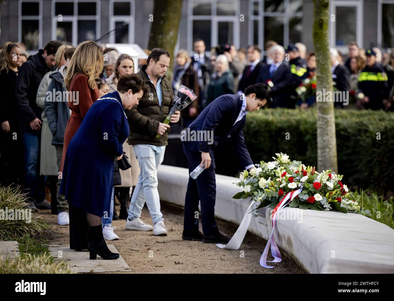 UTRECHT - il sindaco Sharon Dijksma e il ministro della giustizia e della sicurezza Dilan Yesilgoz giacevano fiori durante la commemorazione dell'attacco del tram del 18 marzo 2019. Quattro persone sono rimaste uccise e diverse persone sono rimaste ferite quando Gökmen T. ha aperto il fuoco dentro e intorno a una ferrovia leggera sulla piazza del 24 ottobre. La commemorazione si svolgerà annualmente per l'ultima volta, d'ora in poi sarà commemorata ogni cinque anni. ANP ROBIN VAN LONKHUIJSEN netherlands Out - belgio Out Foto Stock