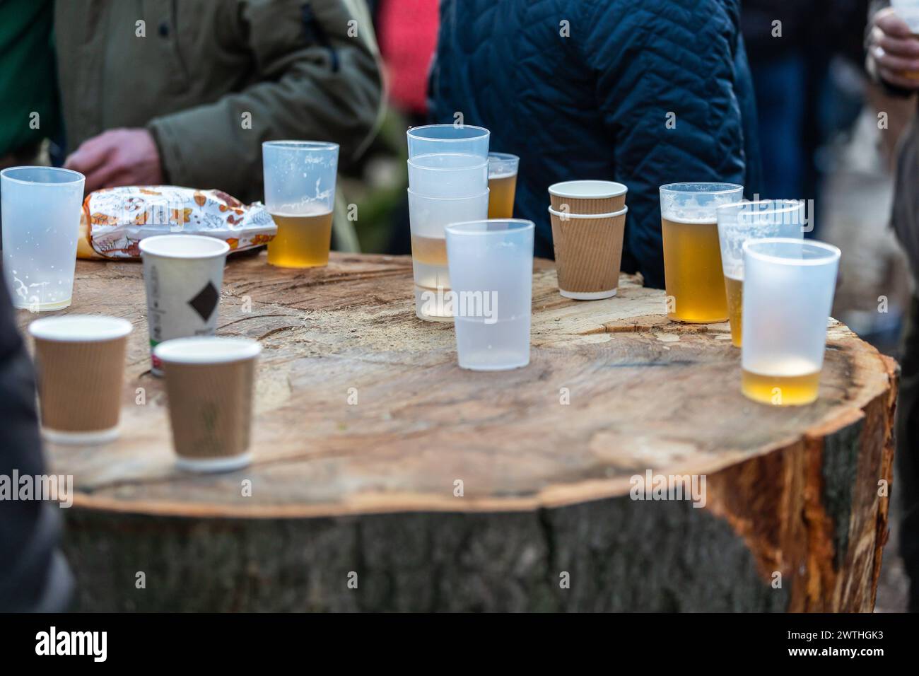 Bier und andere Getränke a Plastikbechern Foto Stock