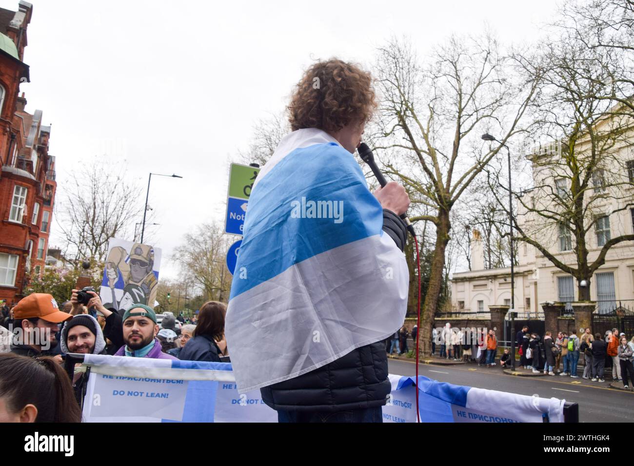 Londra, Regno Unito. 17 marzo 2024. I manifestanti anti anti-Putin si riuniscono fuori dall'ambasciata russa a Londra mentre le elezioni si svolgono in Russia. Crediti: Vuk Valcic/Alamy Live News Foto Stock