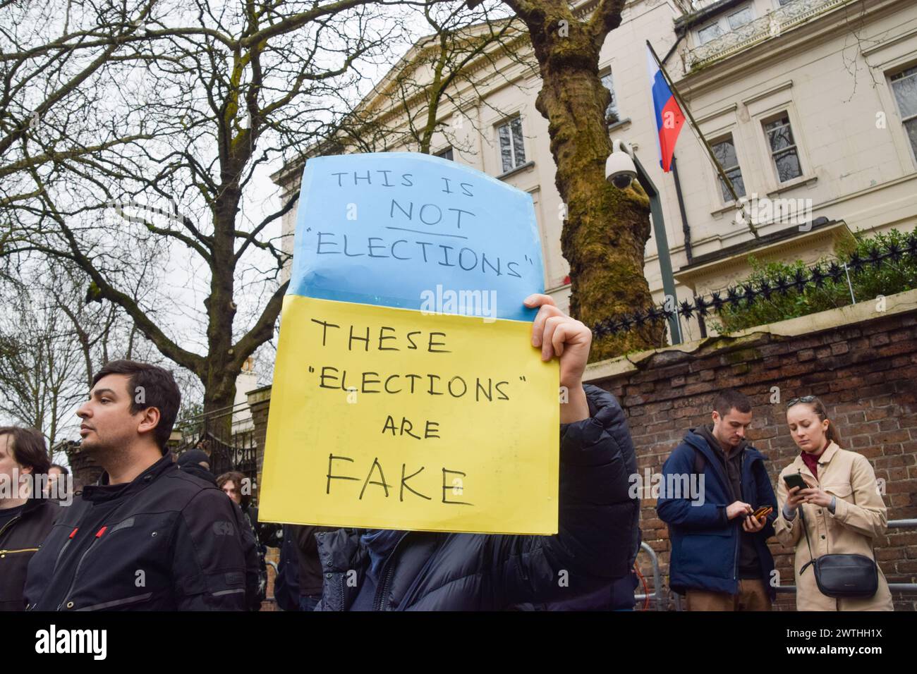 Londra, Regno Unito. 17 marzo 2024. I manifestanti anti anti-Putin si riuniscono fuori dall'ambasciata russa a Londra mentre le elezioni si svolgono in Russia. Crediti: Vuk Valcic/Alamy Live News Foto Stock