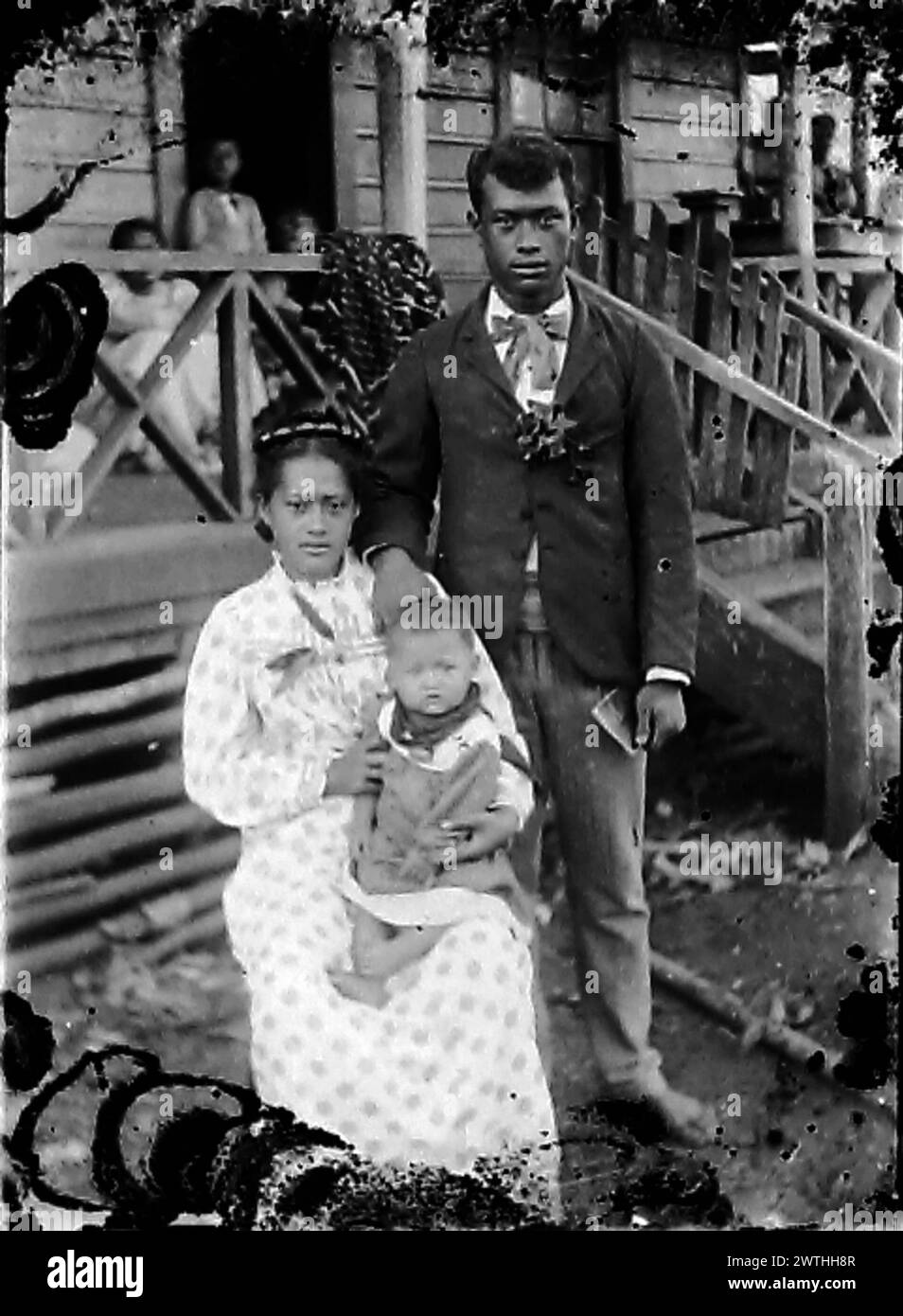 Uomo e donna con bambini negativi in bianco e nero, ritratti di gruppo Foto Stock