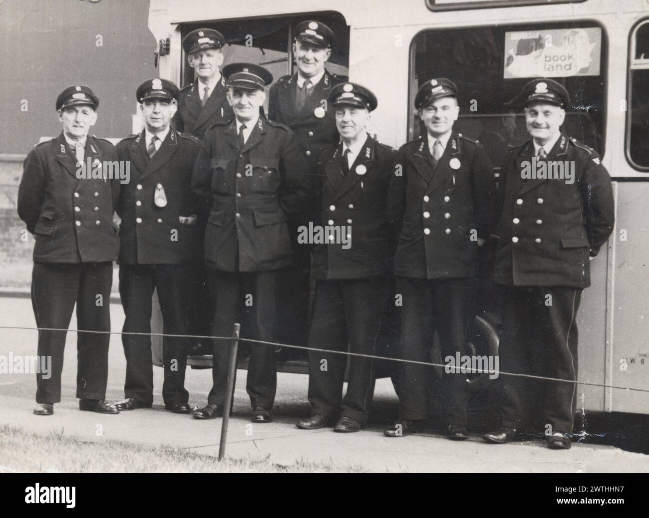 Il personale della Corporation Bus Depot era fuori da un autobus per una foto di gruppo, anni '1960 La vita lavorativa, tutte con uniformi da lavoro. Storia sociale, pre-privatizzazione. Orgoglio nel loro lavoro e nel loro lavoro utile. Foto Stock