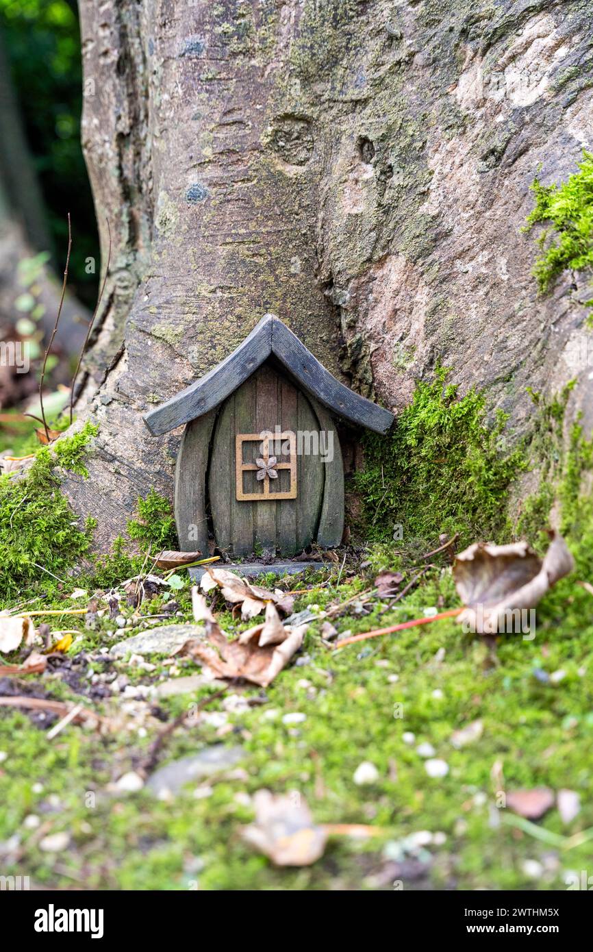 Casa delle fate dove vivono le fate, nei Giardini giapponesi Lafcadio Hearn, giardini che riflettono la vita dello scrittore greco-irlandese Tramore, Irlanda Foto Stock