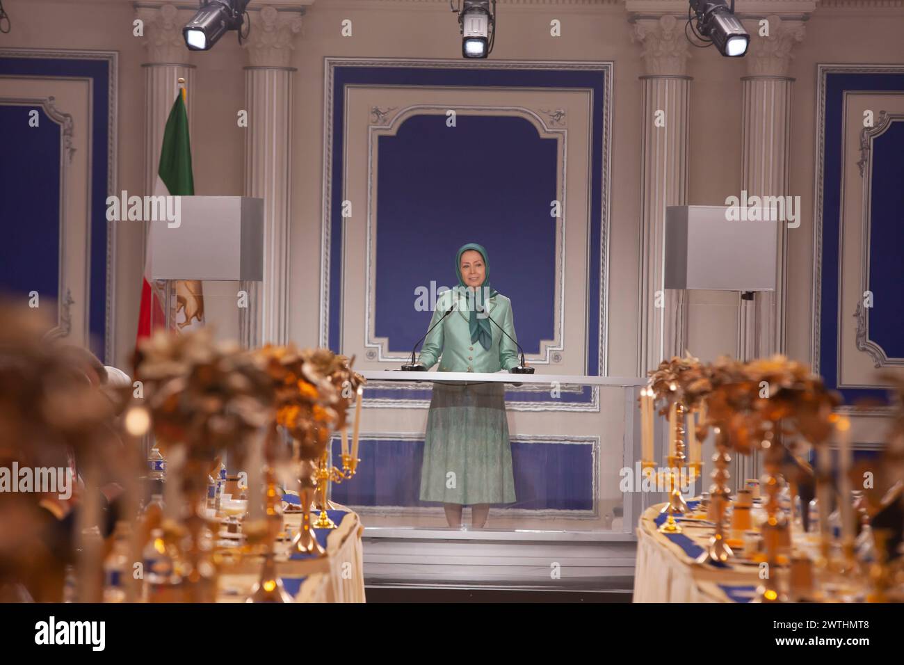 Maryam Rajavi, presidente eletto del Consiglio nazionale di resistenza dell'Iran (NCRI), intervenendo alla conferenza disse: "Come donna musulmana e con una sola voce con coloro che sostengono il vero messaggio dell'Islam, vale a dire la misericordia e la libertà, dichiaro: a nostro avviso, tutto ciò che viene eretto sulla coercizione, sulla coercizione e sull'imposizione non è l'Islam. Il messaggio unico dell’Islam è la libertà”. Nel mese sacro del Ramadan, leader musulmani di Francia, Giordania, Siria, Tunisia, Algeria, Yemen, Palestina e altre nazioni del Medio Oriente hanno partecipato ad una conferenza presso il quartier generale dell'NCRI il 16 marzo 2024, ad Auvers-sur-Oise, in Francia. Foto Stock