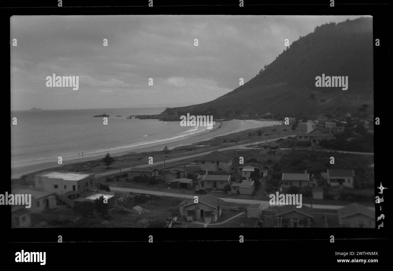 L'insediamento del Monte e il Monte Maunganui dal Monte Drury. Matakana Island in lontananza a sinistra, e Karewa Island in estrema distanza su negativi neri e bianchi a destra, negativi argento gelatina Foto Stock