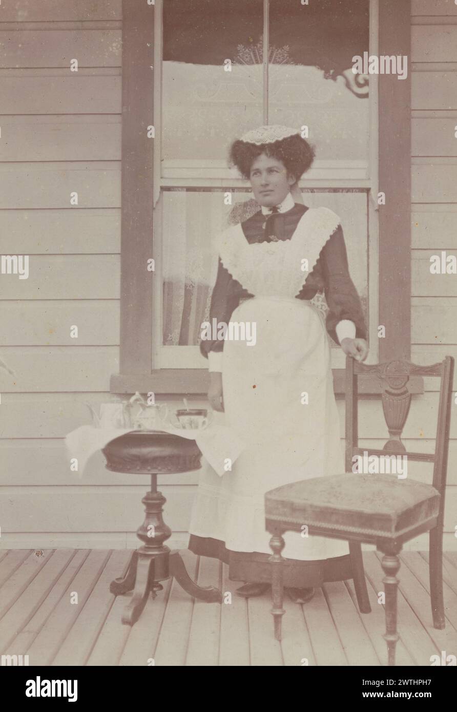 Donna con stampe in albume veranda, stampe in bianco e nero Foto Stock