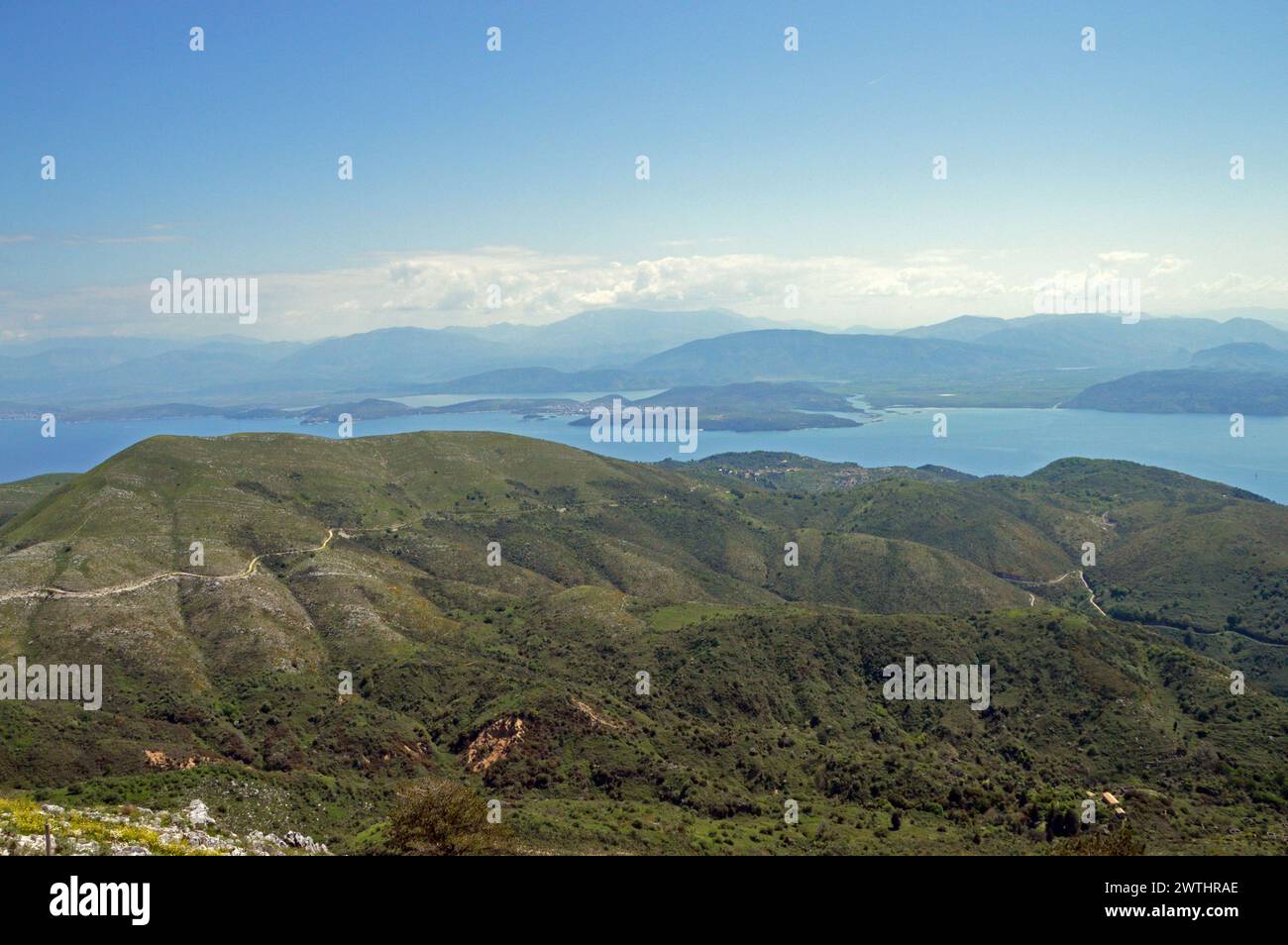 Grecia, isola di Corfù, cima del monte Pantokrator (914 metri): Vista sullo stretto di Corfù fino alla vicina Albania. Foto Stock