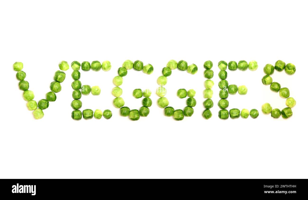 La parola verdure è scritta con cavoletti di bruxelles su sfondo bianco e potrebbe essere usata per ottenere attraverso il messaggio di mangiare sano, in particolare di gr Foto Stock