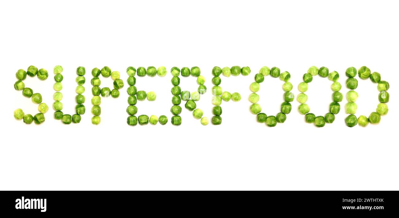 La parola "superfood" è scritta con i germogli di bruxelles su un'immagine bianca e potrebbe essere usata per trasmettere il messaggio di mangiare sano, in particolare di verde Foto Stock
