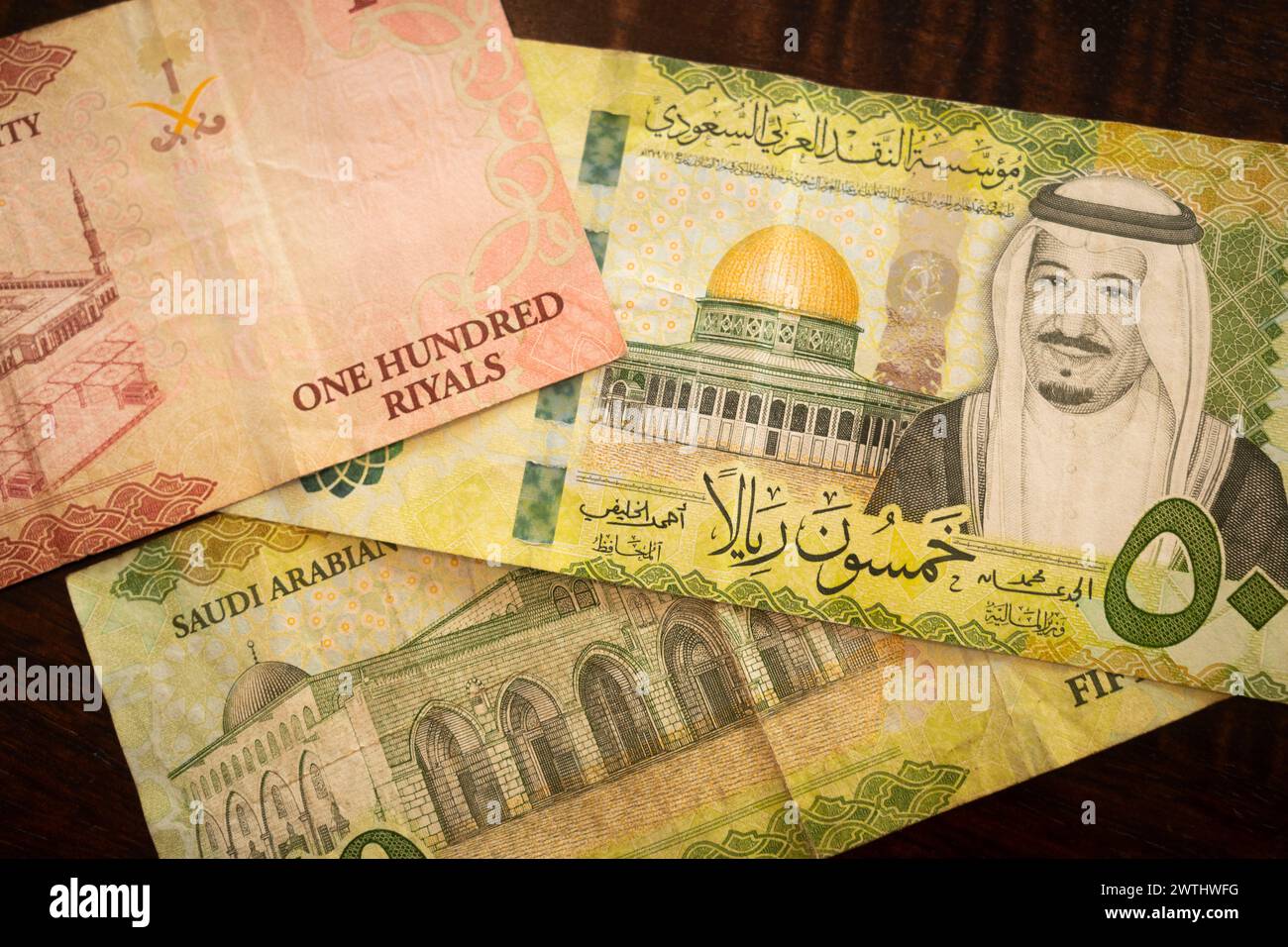 18 marzo 2024, Rihyad, Regno dell'Arabia Saudita: Foto in valuta saudita. Il Riyal saudita (SAR) è la valuta ufficiale dell'Arabia Saudita, contrassegnata dal simbolo Ø±.Ø³ o SR. E' suddiviso in 100 halala. Essendo il più grande esportatore mondiale di petrolio, il valore del Riyal è strettamente legato ai prezzi del petrolio, influenzando la sua stabilità e il suo potere d'acquisto. Il paese del CCG è governato da re Salman e dal principe ereditario Mohammed bin Salman al Sa'ud. Forex, cambio valuta estera (immagine di credito: © Taidgh Barron/ZUMA Press Wire) SOLO PER USO EDITORIALE! Non per USO commerciale! Foto Stock