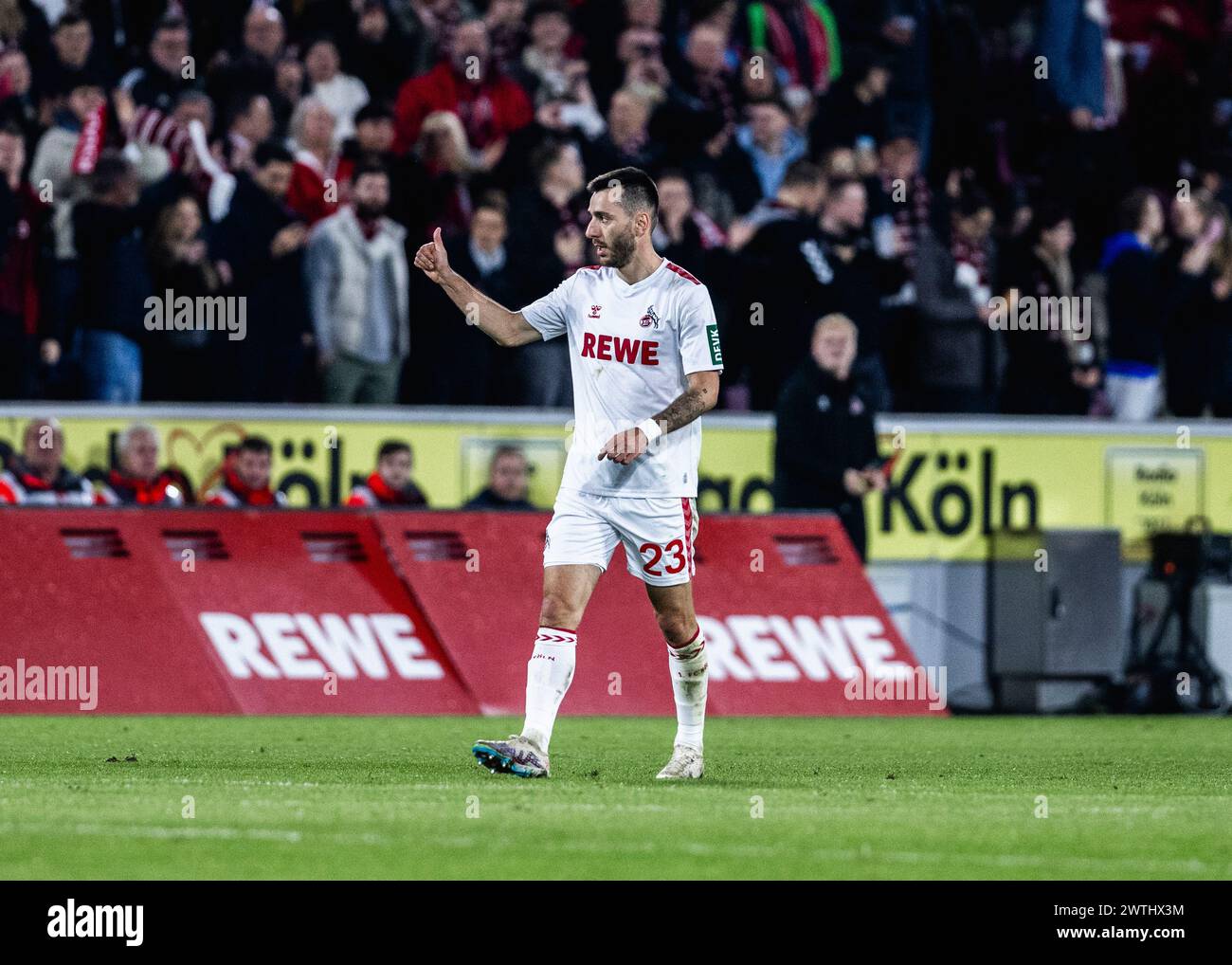 Köln, RheinEnergieStadion, 15.03.2024: Daumen hoch Sargis Adamyan (Köln) jubelt kurzfristig zum 1:1 Ausgleich beim Spiel der 1.Bundesliga 1.FC Köln vs Foto Stock