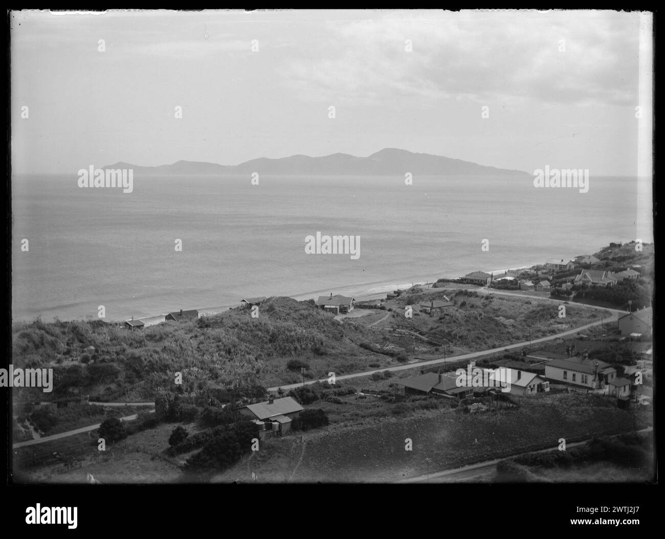 L'isola di Kapiti dalla terraferma di Paekakariki. Distanza, 13 miglia negativi in bianco e nero, negativi in gelatina Foto Stock