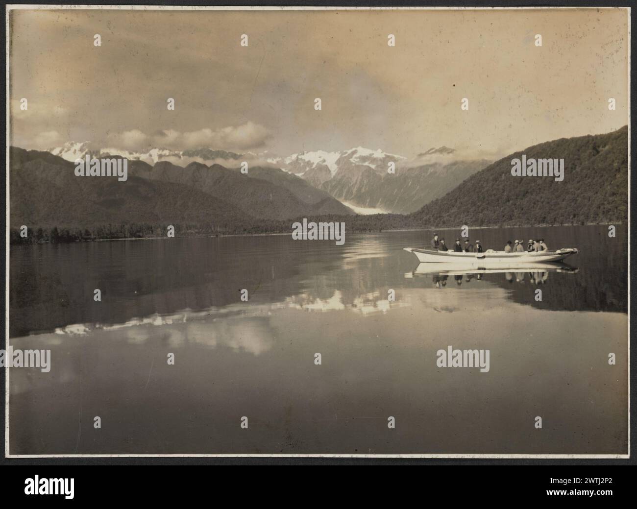 Lago Mapourika. Dall'album: L'album Lambton stampe in argento gelatina, stampe in bianco e nero, paesaggi Foto Stock