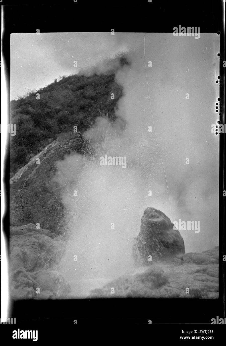 Geyser erupting nitrate negative, black-and-white negative Foto Stock