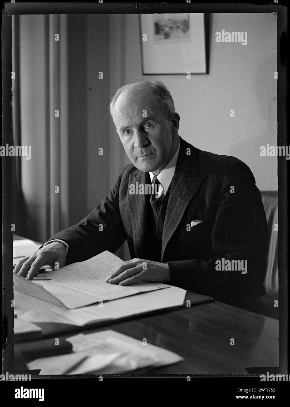 Il signor P SIM KC nel suo ufficio negativi in bianco e nero Foto Stock