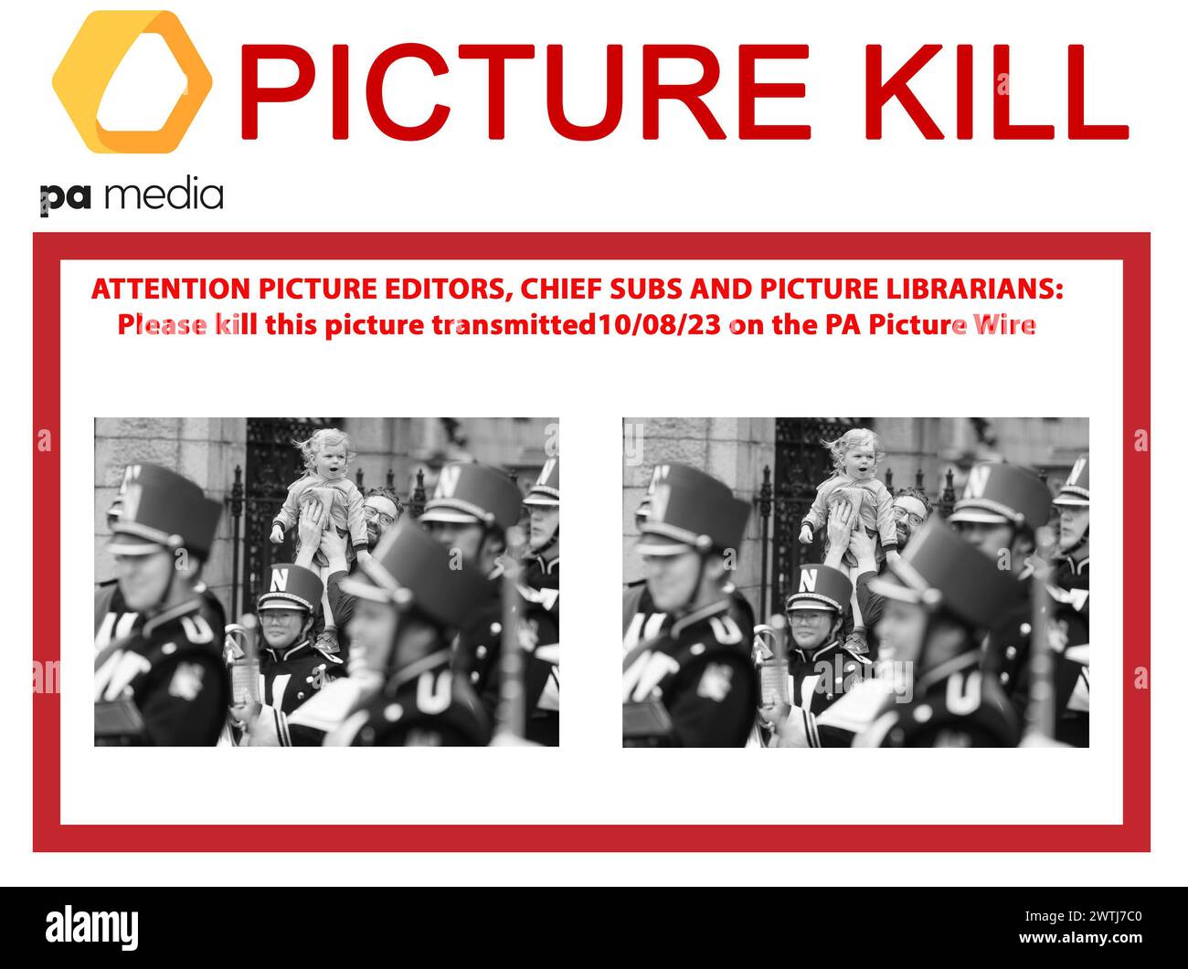 ATTENZIONE: EDITORI DI IMMAGINI, SOMMOZZATORI E BIBLIOTECARI DI IMMAGINI: Si prega di uccidere la seguente immagine trasmessa sul cavo immagine della PA Media, IRLANDESE PA.68472144 e PA.68472145 degli USA venerdì 26 agosto 2022 a seguito di una richiesta dei genitori del bambino nella foto. Didascalia originale: ****PERMESSO DEI GENITORI**** Rita Regan Hurley (2) è tenuta in alto da suo padre Ciaran Hurley come membri della Northwestern University Wildcat Marching Band e cheerleader si esibiscono fuori dalla Mansion House a Dublino prima della partita di football americano Aer Lingus Classic tra il Northwestern Wild Foto Stock