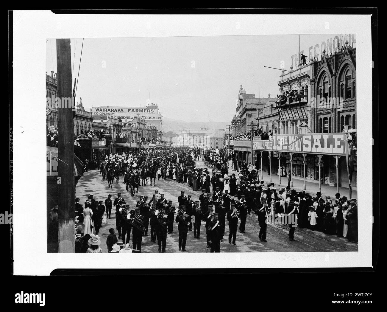 Scena di strada; incisi "Mr Marcus Plimmer" negativi nitrati, negativi argento gelatina, negativi in bianco e nero, ritratti di studio Foto Stock