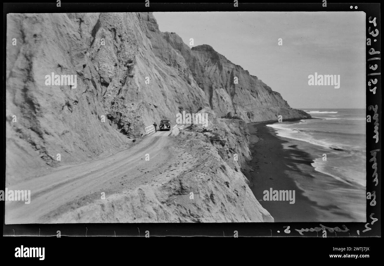 Visita ai Pinnacoli di Putangirua e ai vecchi siti Maori: Scogliera di Mudstone, guardando negativi d'argento gelatina sud, negativi in bianco e nero Foto Stock