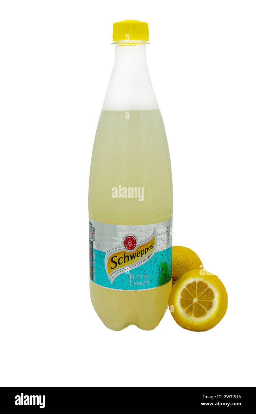 Odessa, Ucraina, 18 marzo 2024: Bottiglia di vetro di Schweppes su fondo isolato e due limoni, uno in taglio Foto Stock