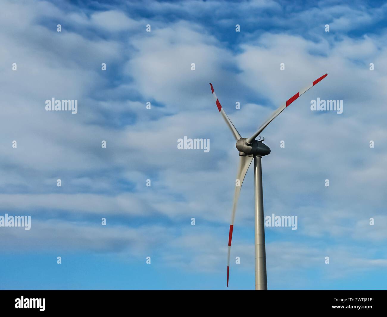 Primo piano delle pale delle turbine eoliche contro il cielo Foto Stock